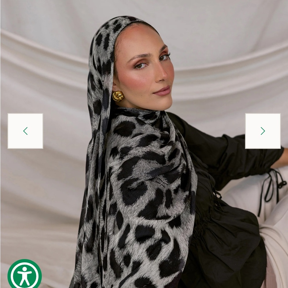Elegant Black and Gray Leopard Print Scarf